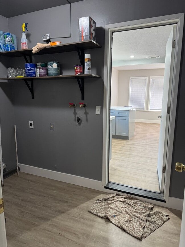 Building Photo - Newly updated Antelope home!