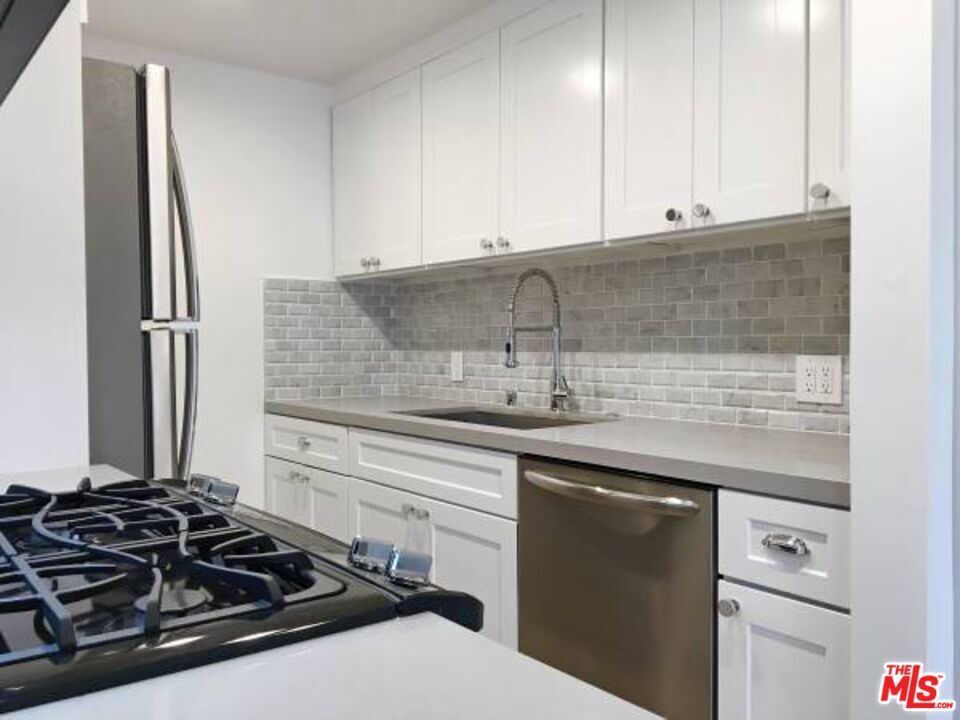 Primary Photo - 301 S Swall Dr