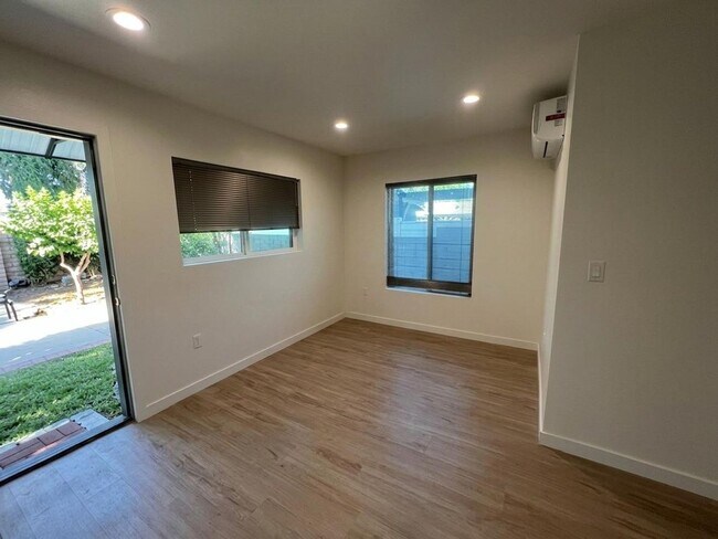 Foto del edificio - Brand New 2-Story Detached ADU in Granada Hills with Solar!