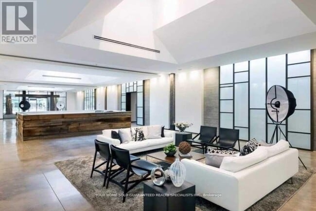 Building Photo - 1030 King St W