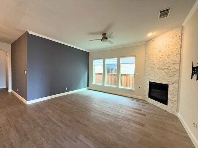 Building Photo - 302 Julia Ln