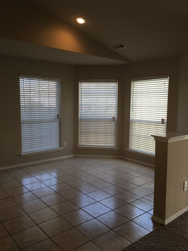 Foto del edificio - 3BD/2BA/2-Car Garage |Eagle Mtn-Saginaw ISD $1,895/mo | Pets Welcome — All Sizes