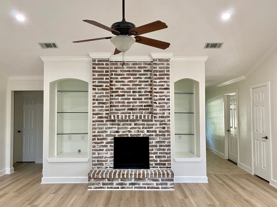 Updated fireplace - 1121 E San Augustine St