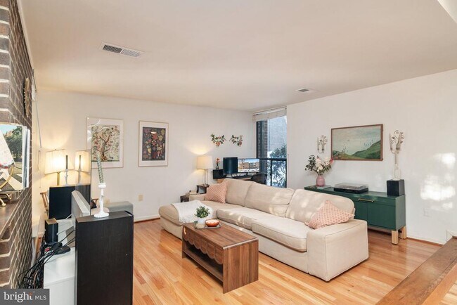 Foto del edificio - 2110 Bonnywood Ln