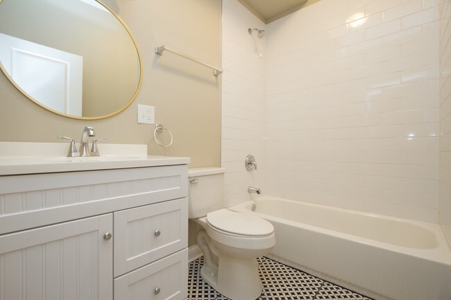 Building Photo - 6118 S Eberhart Ave