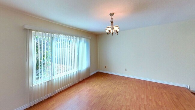 Foto del edificio - Price Reduction! Large 4 Bedroom, 2.5 Bath...