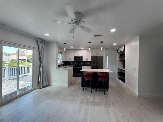 Foto del edificio - 7481 Santa Monica Dr