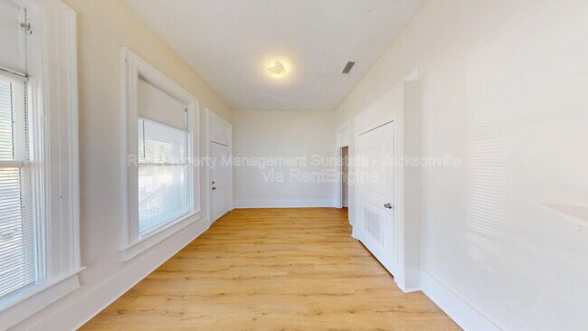 Foto del edificio - 2324 Moncrief Rd