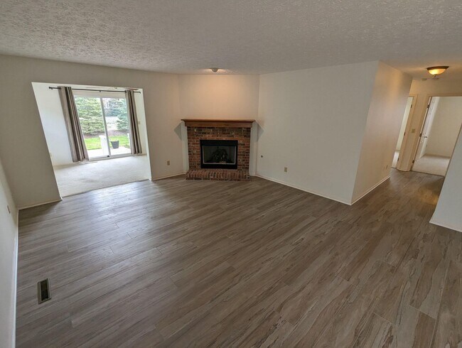 Foto del edificio - Spacious 3-Bedroom Ranch with Private Mast...