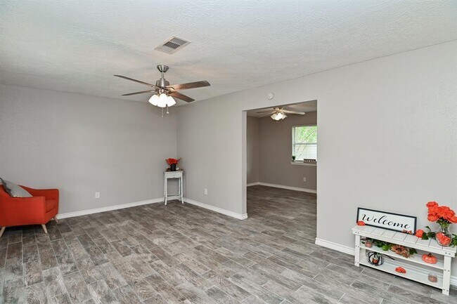 Foto del edificio - 6208 Vinewood Ln