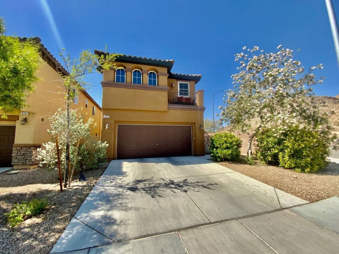 Primary Photo - BEAUTIFUL 4 BEDROOM HOME WITH FLEXIBLE FLO...