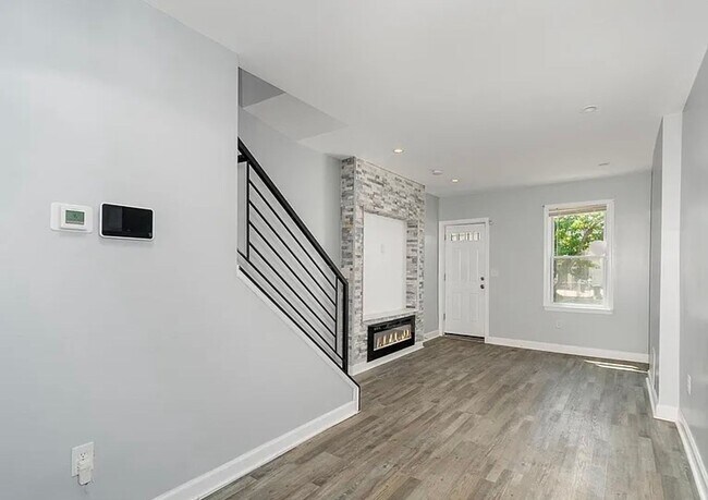 Foto del edificio - Stylish, Renovated Home Near Downtown Balt...