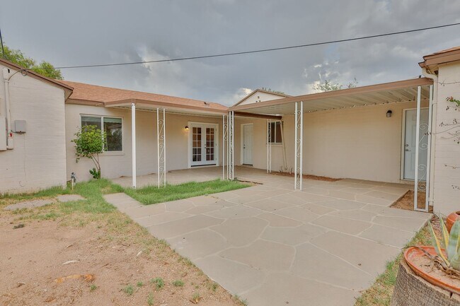 Foto del edificio - 4 Bedroom 2 bath with 2 car garage