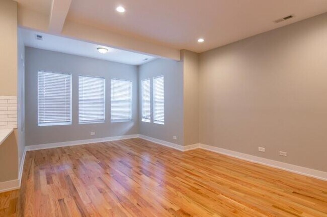 Building Photo - 3 bedroom in CHICAGO IL 60615