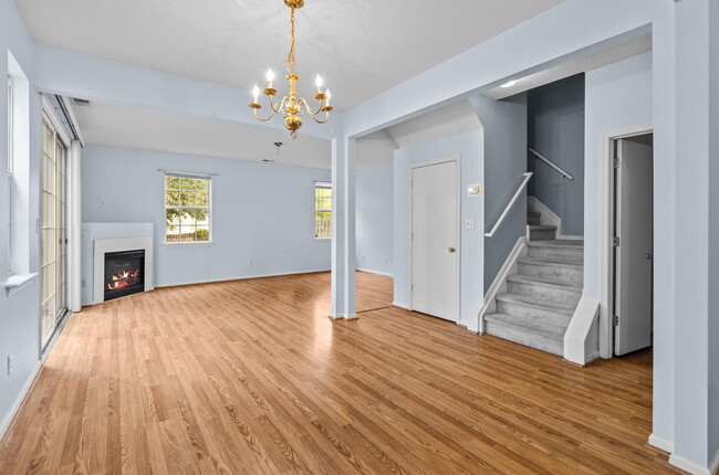 Building Photo - 11 Camellia Ln