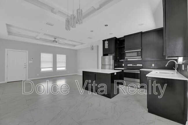 Building Photo - 1012 E la Cantera Ave