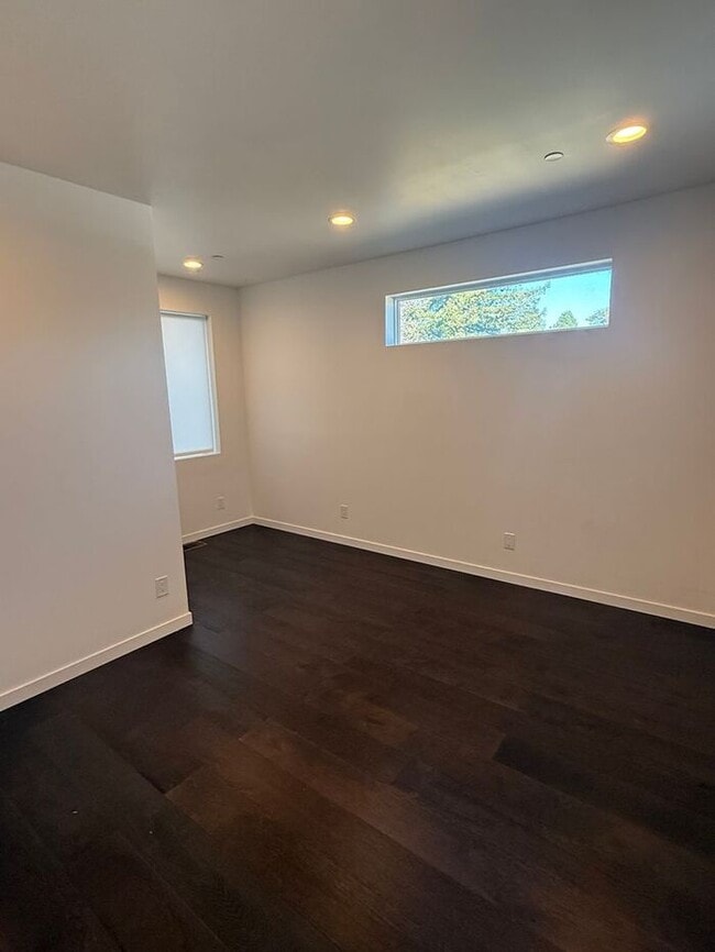 Building Photo - Stunning 4-bedroom, 3-bathroom home