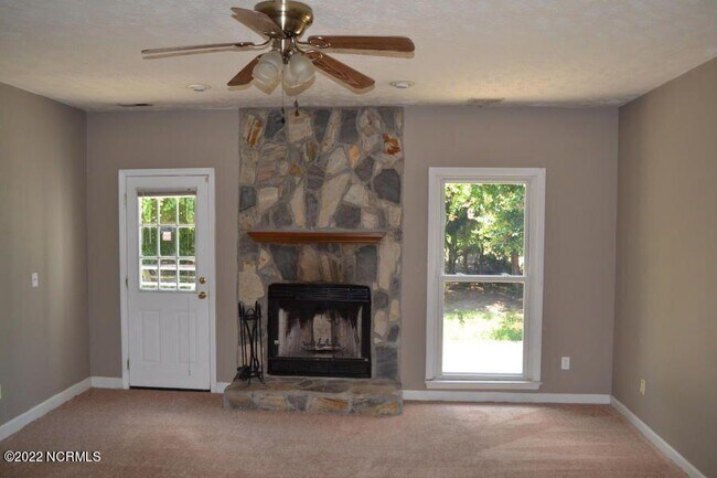 Foto del edificio - 724 Sunny Crest Dr