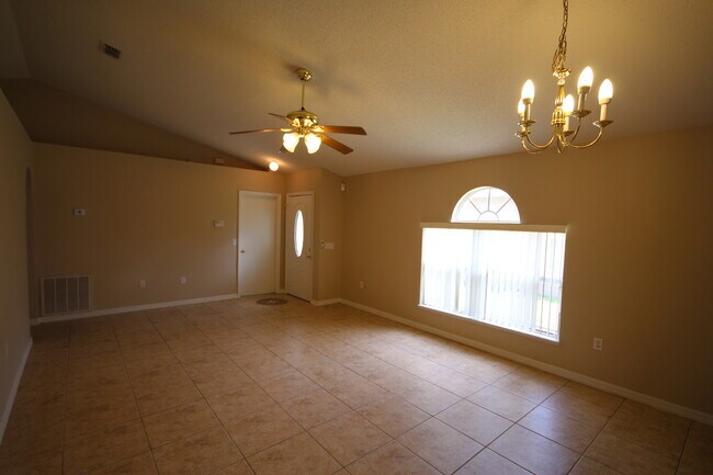 Photo - Comfort & Convenience in Orlando – 4BR, 2B... House