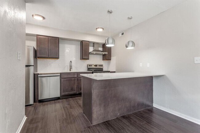 Building Photo - 2810 Dorchester Dr