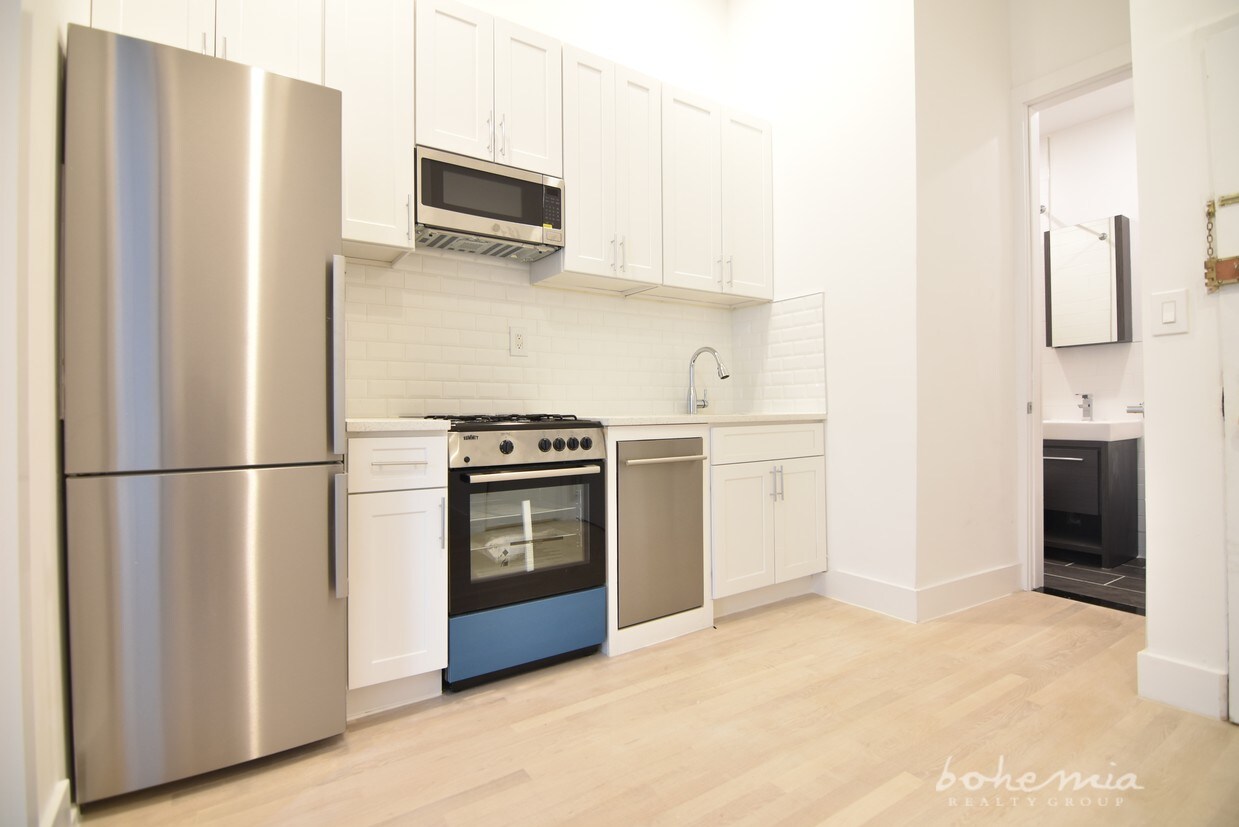 Primary Photo - 200 W 122nd St