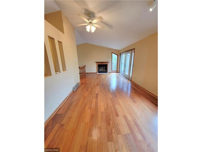 Foto del edificio - 451 Hunter Hill Rd