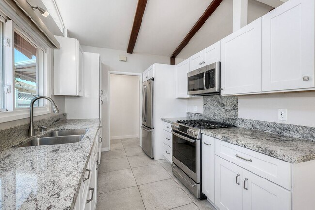 Foto del edificio - San Diego- Near Del Cerro - Refreshed 4 bed / 2 bath Home w/Solar ,A/C, Large Yard, Garage, and M...
