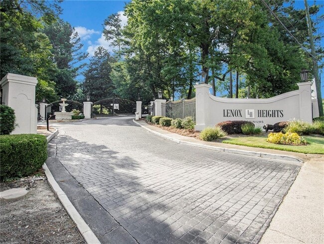 Building Photo - 3307 Pine Heights Dr NE