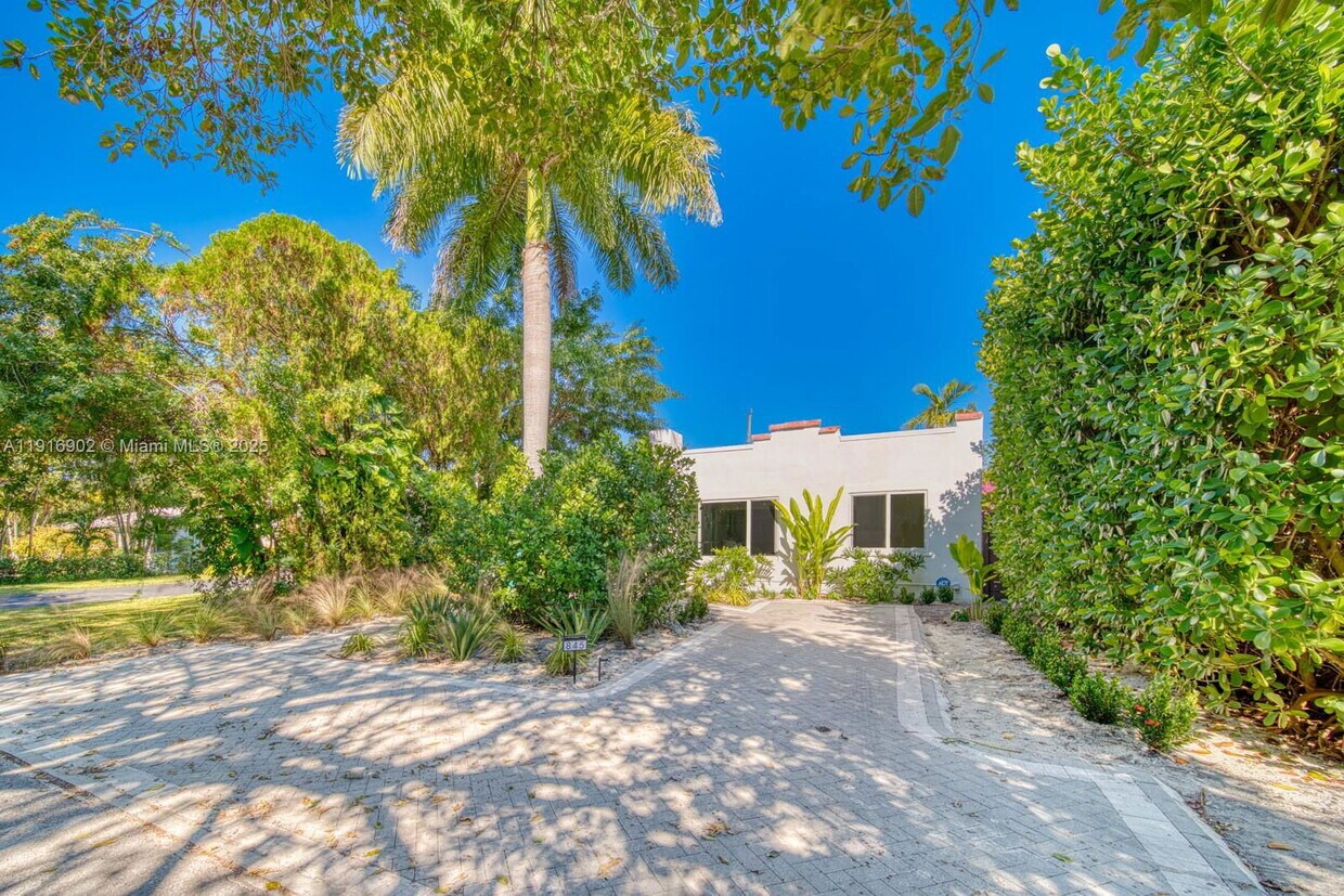 Foto principal - 845 NE 119th St