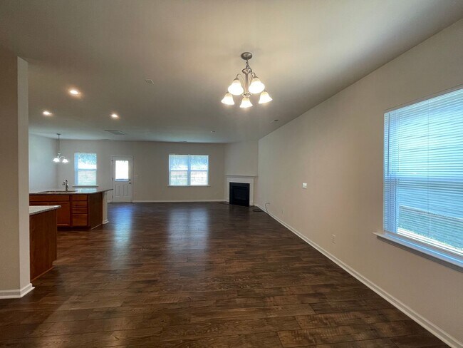Foto del edificio - 4BR/3BA Home with Bedroom and Full Bath Do...