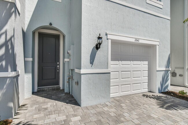 Building Photo - 1841 Roxy Way