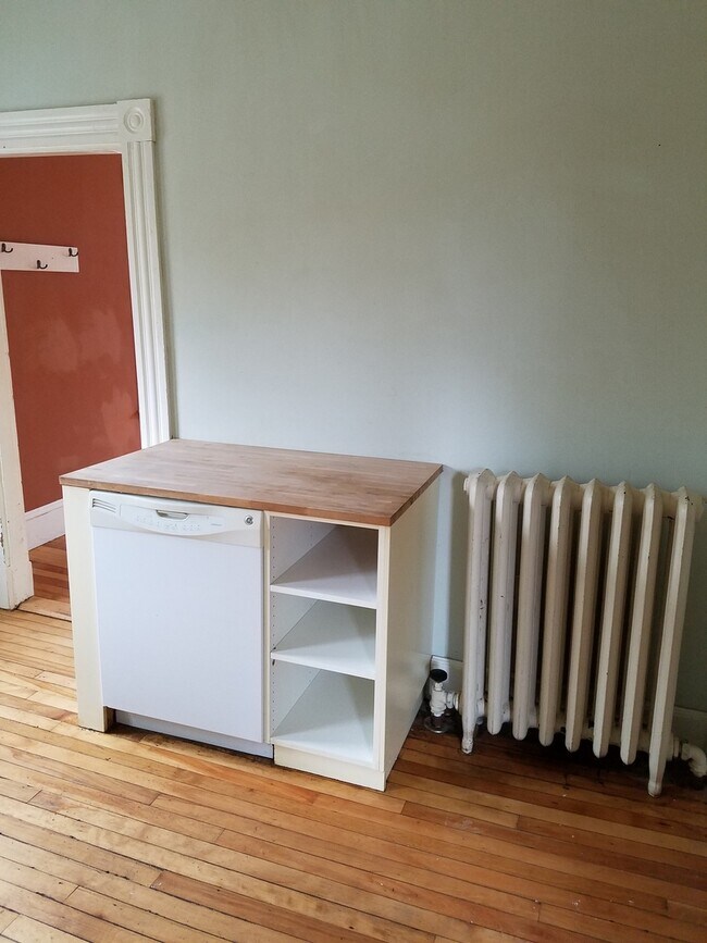 Foto del edificio - 3 bed 1 bath house with large deck, butler...