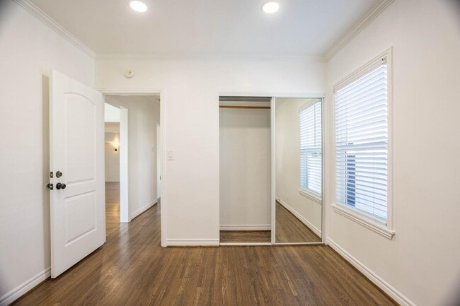 Foto del edificio - 6101 Simpson Ave
