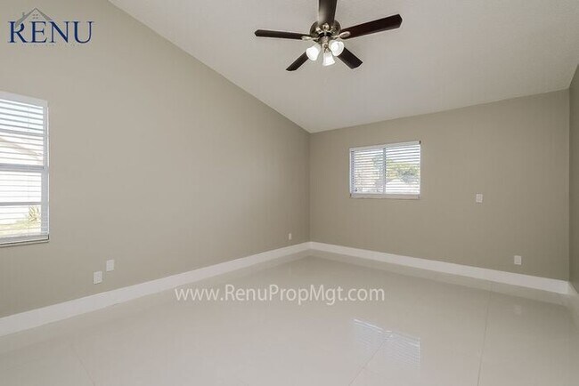 Foto del edificio - AVAILABLE NOW