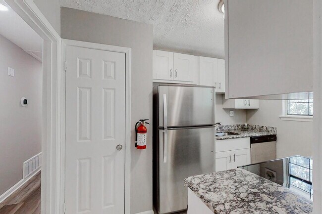 Foto del edificio - Stone Mountain House with Dining area. Modern & high-quality