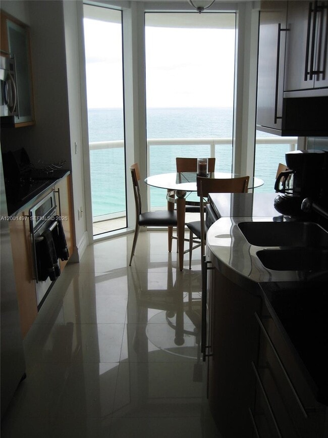 Foto del edificio - 6365 Collins Ave