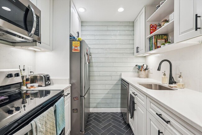 Foto del edificio - Beautiful 1BR/Loft at Rock Creek Garden Co...