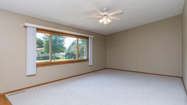 Building Photo - MULTI-LEVEL 3 BD, 2 BA HOUSE WITH FENCED IN YARD, DOUBLE ATTACHED GARAGE, SHED, MURPHY BED, 3 FAM...