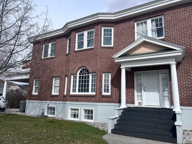 Building Photo - 315 Gale St