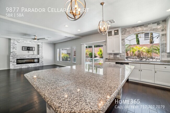 Foto del edificio - Luxurious 5 bed 5 bath Paradise in Las Veg...