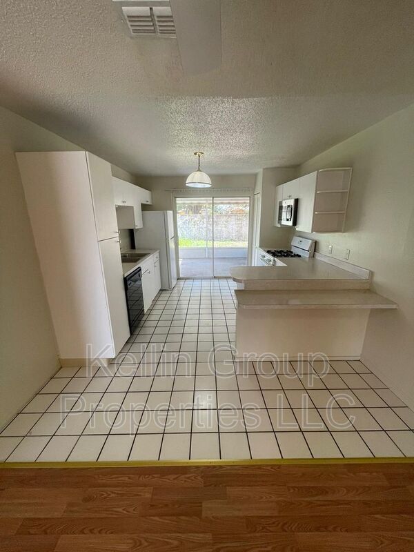 Building Photo - 161 Rebecca Dr NE