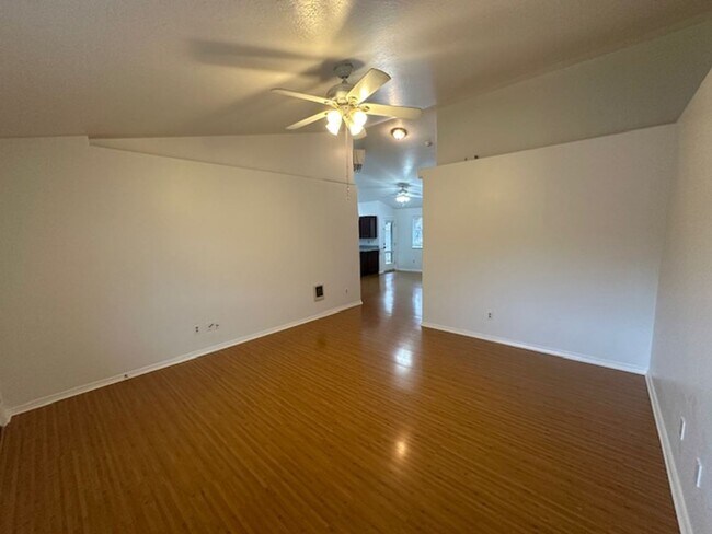 Building Photo - Duplex for rent