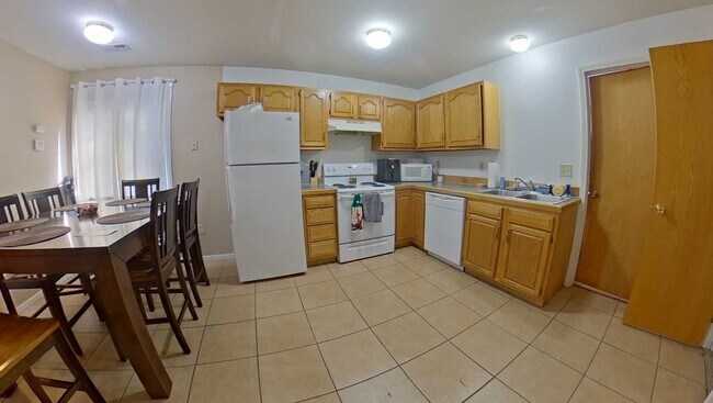 Building Photo - 3D Tour Available - Off-Street Parking + Washer & Dryer Included + Pet Friendly! Available August...