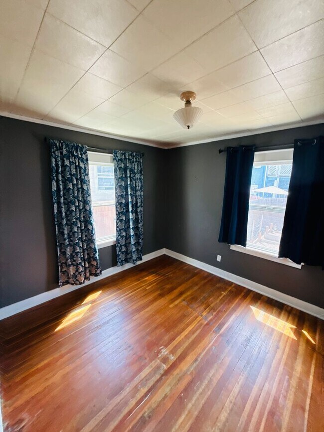 Building Photo - Charming bungalow with off street parking ...