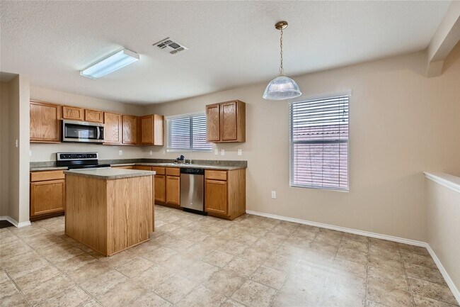 Foto del edificio - Move in ready!!  3 bedroom plus office!!