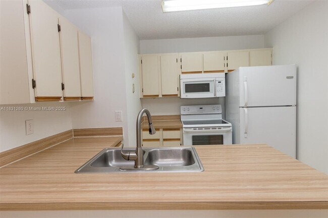 Foto del edificio - 18328 NW 68th Ave