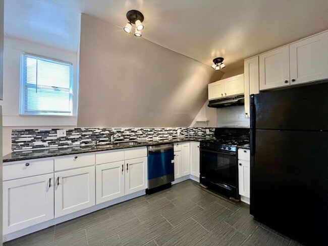 Building Photo - 4 Bedroom, 1 Bath with historic charm in N...