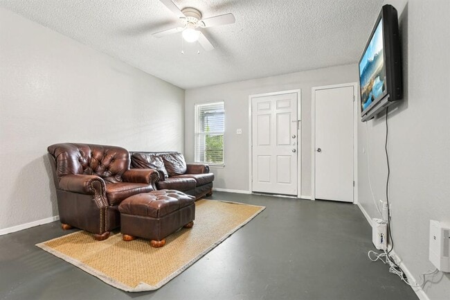 Foto del edificio - 8400 Sequoia Dr
