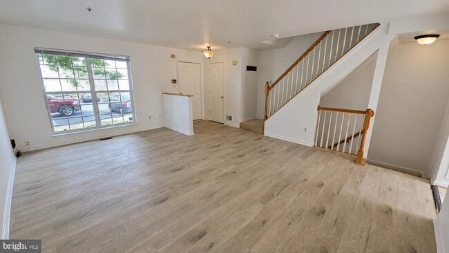 Building Photo - 120 Royalty Cir