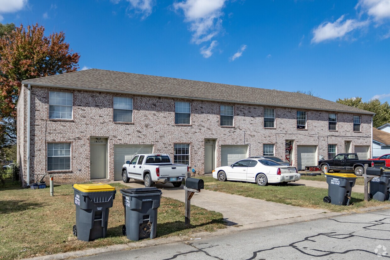 Foto principal - 14208 S Hickory St